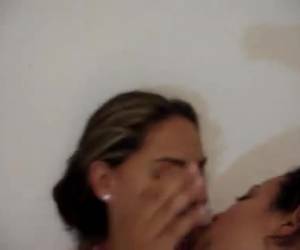 Besos morbosos lésbico amateur