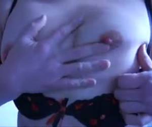 Recreándose con un masaje en los pezones