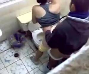 Morbosa pillada en baño público