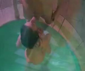 Escena porno de polvo bajo el agua