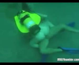 Escena de sexo bajo el agua
