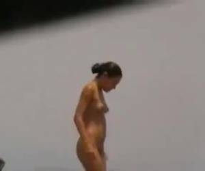 Pilladas en la playa desnudas