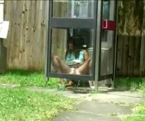 Muy cerda meada en cabina telefónica