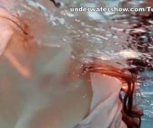 Salaka Ribkina bajo el agua de la piscina