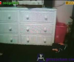 Una chiquita juega en su webcam