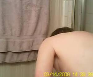 Espiando a la abuela en el baño