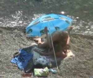 Pillados follando bajo la sombrilla