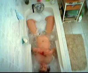 Pillada de mi mujer jugando en la bañera
