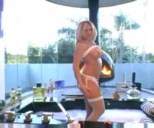 Rubia despampanante en el jacuzzi de lujo