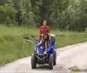 Impresionante polvazo anal en el quad