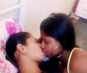 Beso pasional entre verdaderas amigas