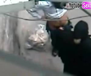 Musulmana se deja follar en un callejón por dinero