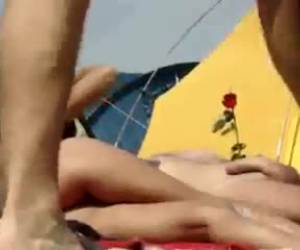 Pillada en la playa masturbando al novio