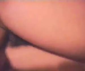 Un chochito amateur muy peludo recibiendo polla.