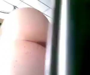 Espiada en el baño mientras mea