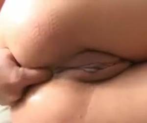 Masturbación anal al borde de la piscina