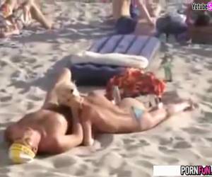 Pillados en la playa en plena faena